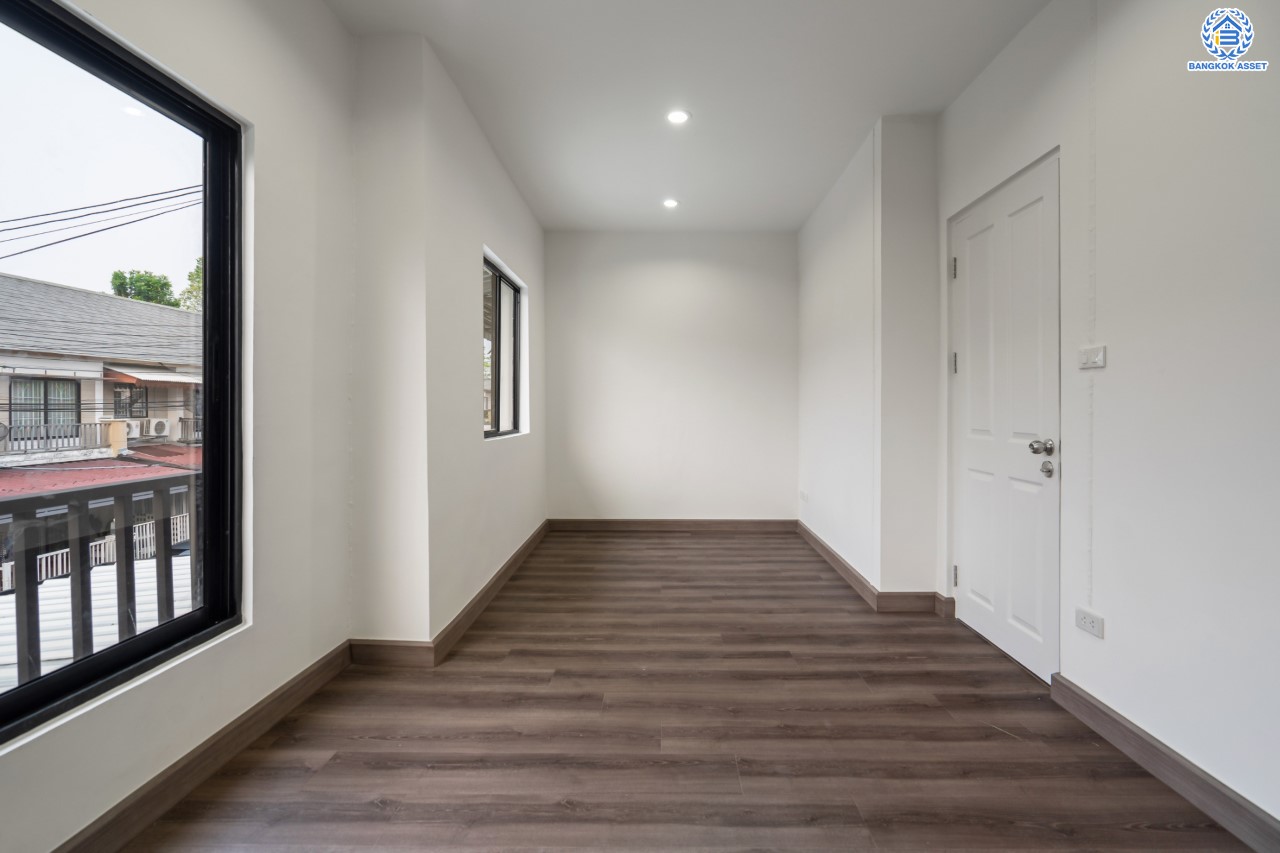 ทาวน์เฮ้าส์มือสอง ย่านนนทบุรี  ม.พฤกษา54 วงแหวน-คลองถนน บ้านพร้อมอยู่สไตล์โมเดิร์น ฟังก์ชัน 3 ห้องนอน 2 ห้องน้ำ จอดรถได้ 1 คัน เนื้อที่ 17.6 ตร.ว. บนทำเลศักยภาพ เชื่อมต่อถนนกาญจนาฯ ใกล้เซ็นทรัลเวสต์เกต รถไฟฟ้าสายสีม่วง "สถานีตลาดบางใหญ่" และ ทางด่วน "ศรีรัช"